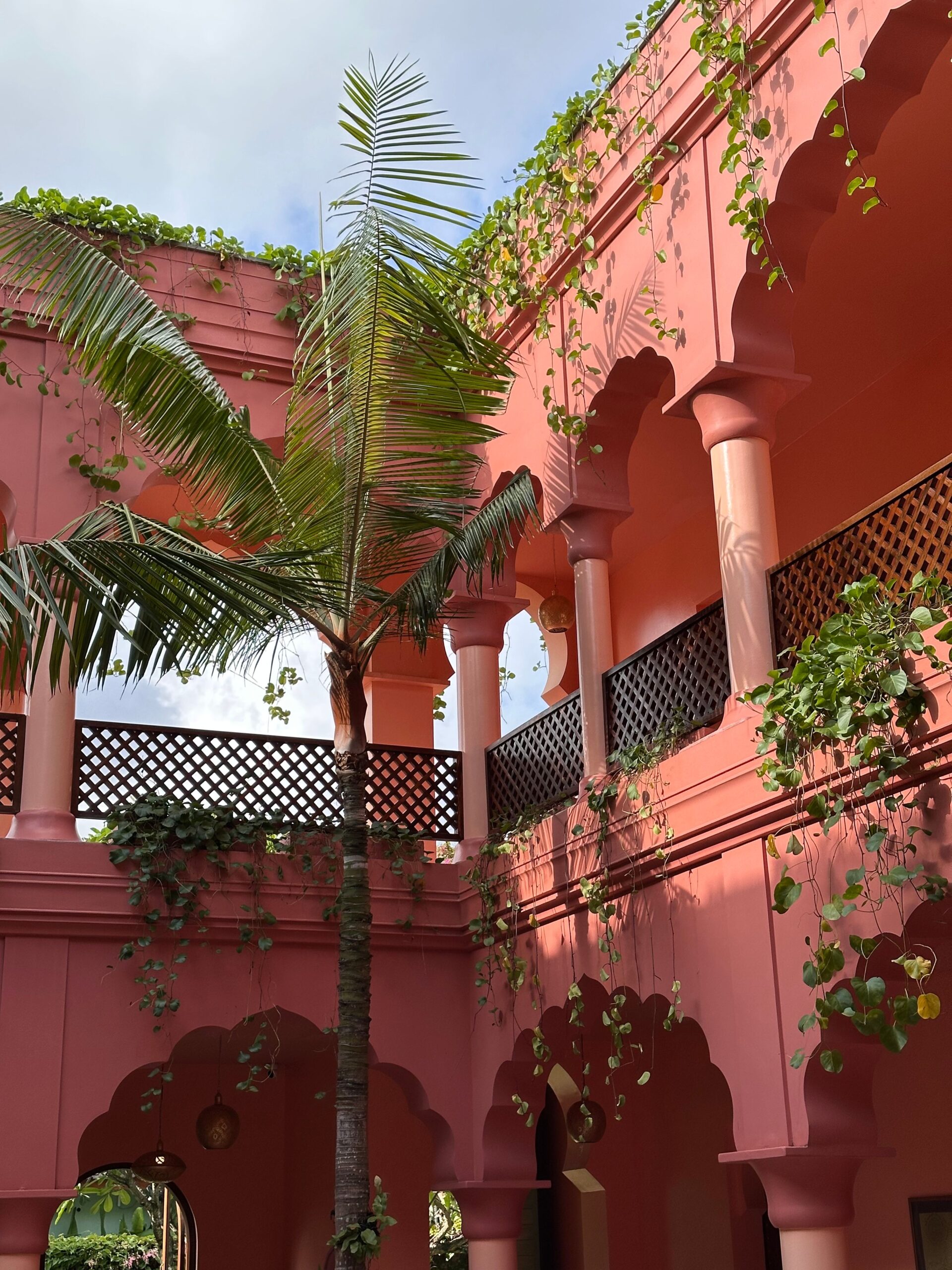 Cour tropicale colorée en Indonésie, photographie İnci Çınaroğlu