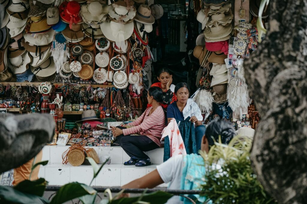 Personnes dans un marché à Bali, photo Indira Tjokorda