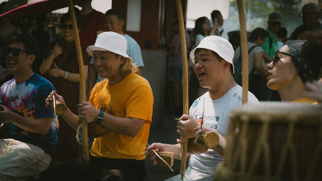 Musiciens chantant et jouant ensemble en plein air, photographie Rafik Wahba